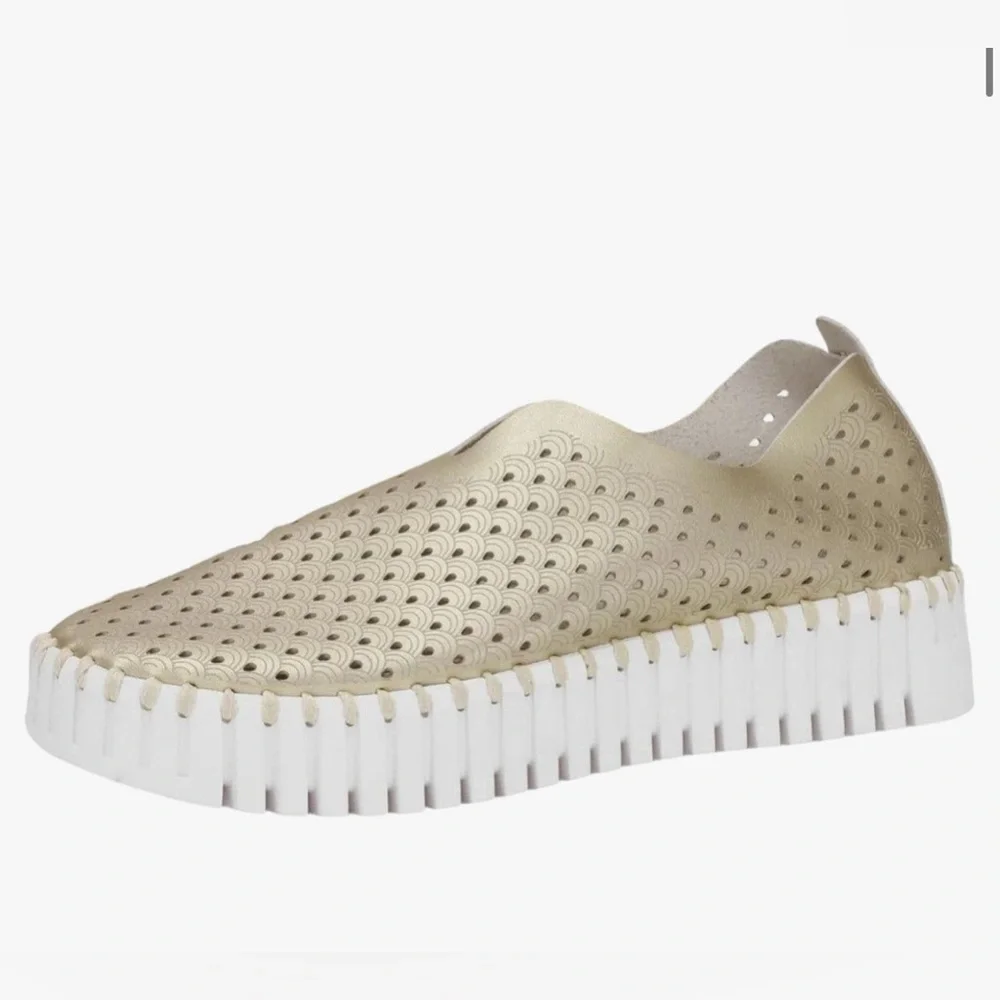 Ilse Jacobsen Hornbaek Metallic Perforated Sneaker size 37 Platin